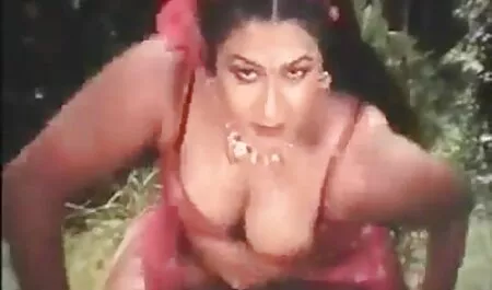 男はひげを持っています,ポーズと彼の大きなコックで彼のその雌犬を置きます 女の子 向け エロ