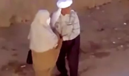 髭を剃らない男性は、祝うために、金髪を性交する 女の子 が 見る av