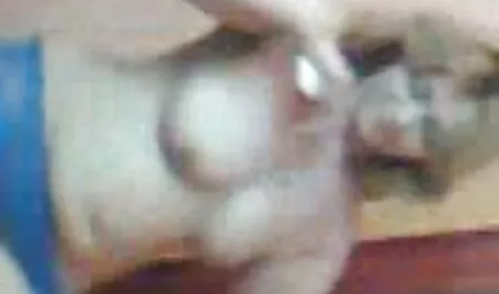 茶色の髪を持つ若い女の子がベッドの中で内気な男を引っ張った エッチ 動画 女の子 用