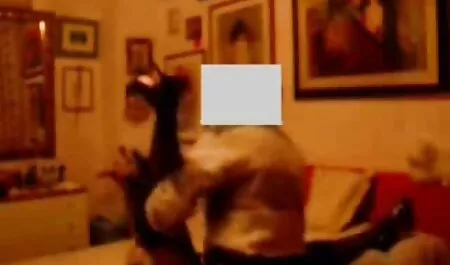 ブルネット試性とともに二つの男 女性 向け の エロ ビデオ