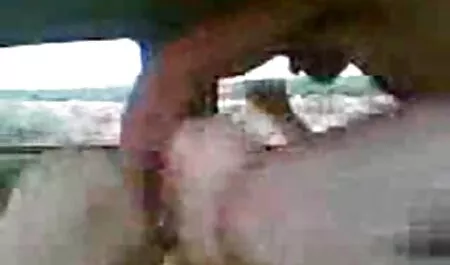 男は彼のパンツを脱ぎ、彼のブルネットの愛のためにbonerを示しています 女子 向け アダルト ビデオ