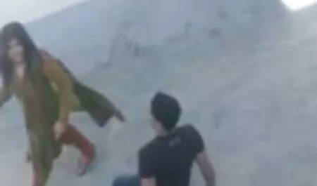 男は優しく赤毛の女の子、彼女の毛皮でいっぱいの猫をプッシュします エロ 動画 女子 向け